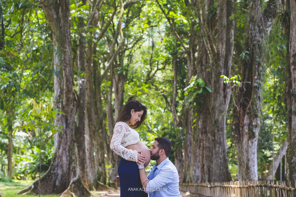 Ensaio de gestante de Julia Kacurin, esperando a pequena bebê Bella com o papai Andrew. fotografia por Ana KAcurin no Jardim Botânico, no Rio de Janeiro.
