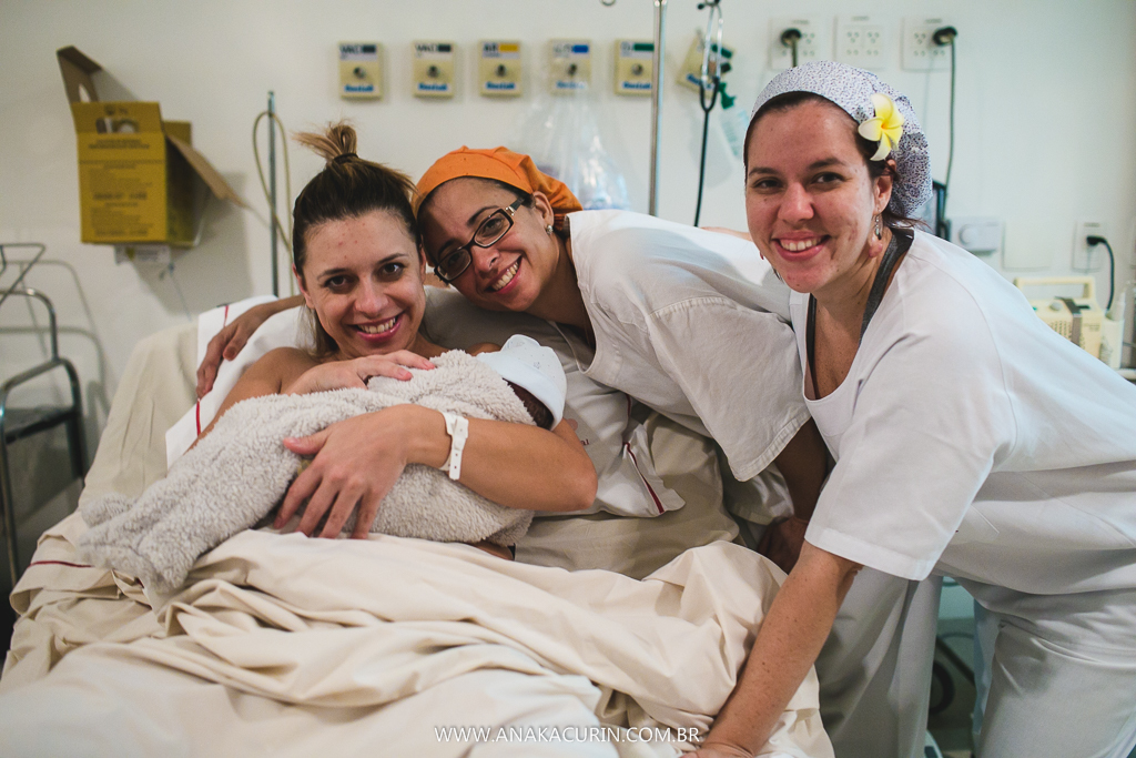 Fotografia de parto humanizado no Rio de Janeiro, RJ por Ana Kacurin. Maternidade Perinatal Laranjeiras. Doula Dida Schneider. Equipe Parto Ecológico.