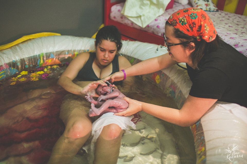 Parto domiciliar da bebê Malu, filha da mamãe Thalita Dol Essinger com assistência da enfermeira obstétrica Maíra Libertad, assistência de Marcella Pereira e doulagem de Paula Ceci Villaça.