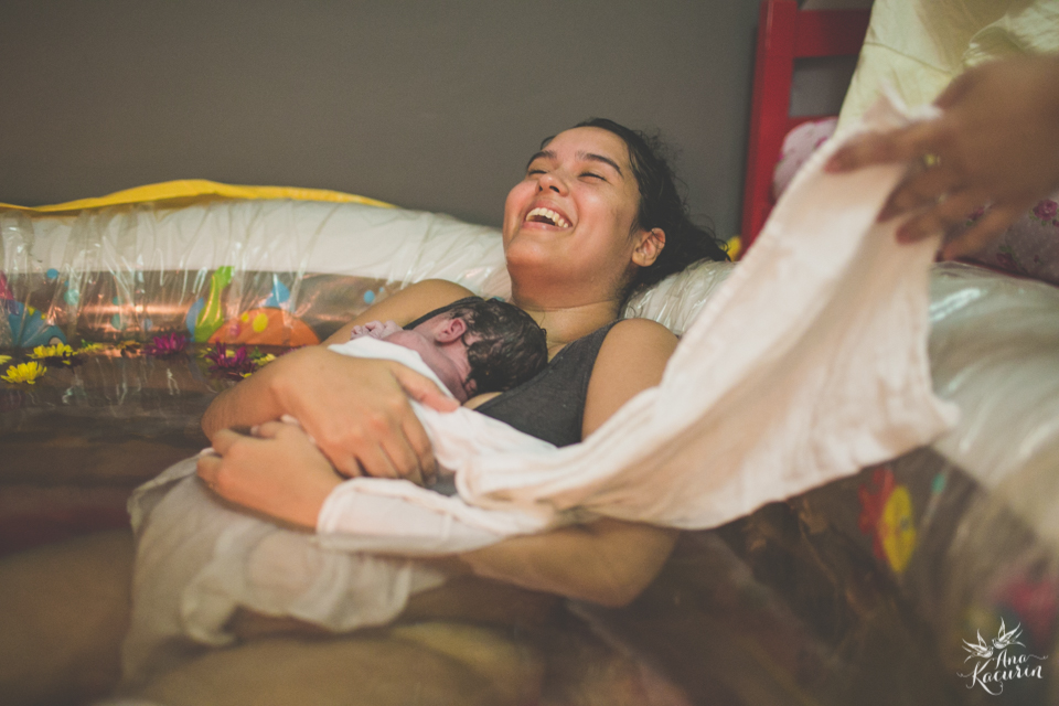 Parto domiciliar da bebê Malu, filha da mamãe Thalita Dol Essinger com assistência da enfermeira obstétrica Maíra Libertad, assistência de Marcella Pereira e doulagem de Paula Ceci Villaça.