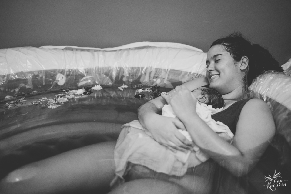 Parto domiciliar da bebê Malu, filha da mamãe Thalita Dol Essinger com assistência da enfermeira obstétrica Maíra Libertad, assistência de Marcella Pereira e doulagem de Paula Ceci Villaça.