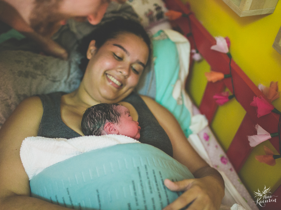 Parto domiciliar da bebê Malu, filha da mamãe Thalita Dol Essinger com assistência da enfermeira obstétrica Maíra Libertad, assistência de Marcella Pereira e doulagem de Paula Ceci Villaça.