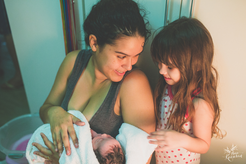 Parto domiciliar da bebê Malu, filha da mamãe Thalita Dol Essinger com assistência da enfermeira obstétrica Maíra Libertad, assistência de Marcella Pereira e doulagem de Paula Ceci Villaça.