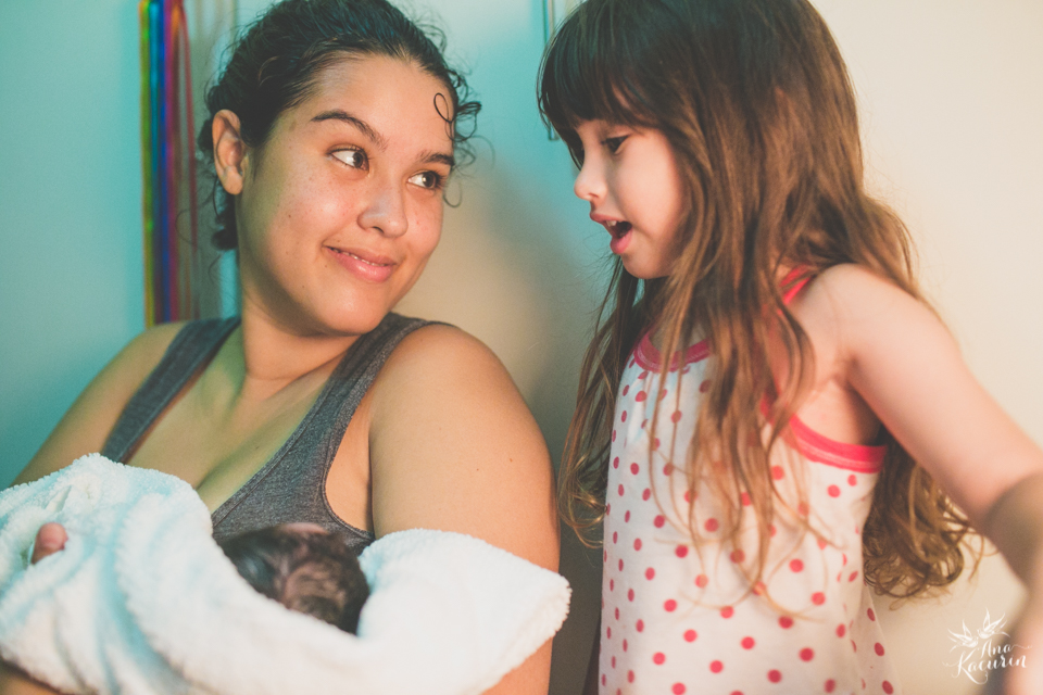 Parto domiciliar da bebê Malu, filha da mamãe Thalita Dol Essinger com assistência da enfermeira obstétrica Maíra Libertad, assistência de Marcella Pereira e doulagem de Paula Ceci Villaça.