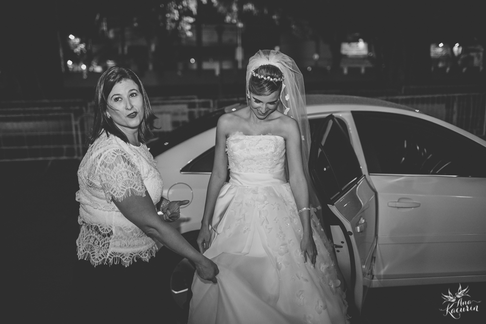 Casamento da Débora e do Esley que aconteceu na Capela do Colério Militar no RJ e festa no Clube Militar na Cinelândia, fotografado por Ana Kacurin, fotógrafa de casamentos no Rio de Janeiro.