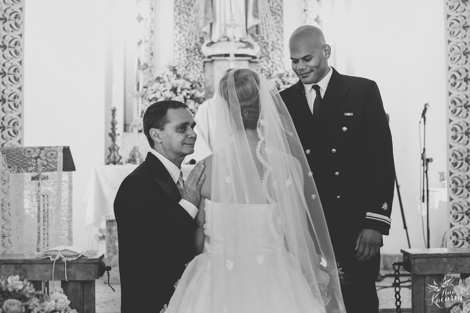 Casamento da Débora e do Esley que aconteceu na Capela do Colério Militar no RJ e festa no Clube Militar na Cinelândia, fotografado por Ana Kacurin, fotógrafa de casamentos no Rio de Janeiro.