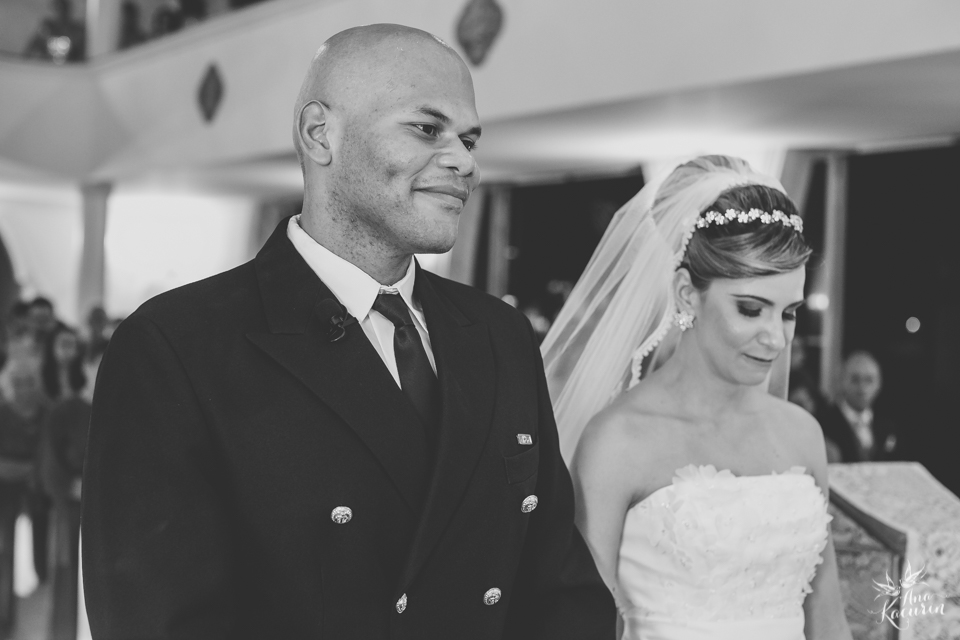 Casamento da Débora e do Esley que aconteceu na Capela do Colério Militar no RJ e festa no Clube Militar na Cinelândia, fotografado por Ana Kacurin, fotógrafa de casamentos no Rio de Janeiro.