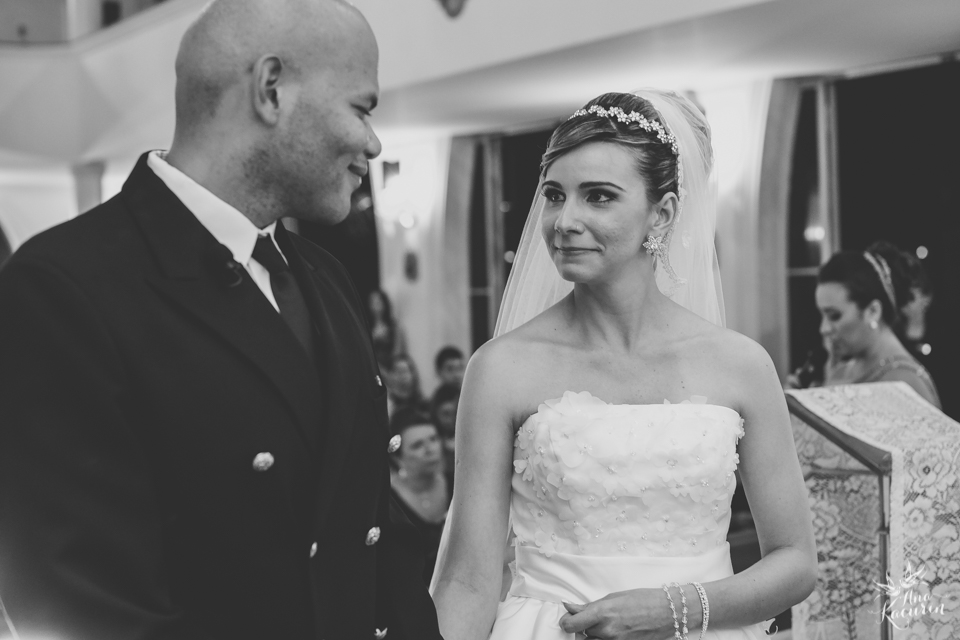 Casamento da Débora e do Esley que aconteceu na Capela do Colério Militar no RJ e festa no Clube Militar na Cinelândia, fotografado por Ana Kacurin, fotógrafa de casamentos no Rio de Janeiro.