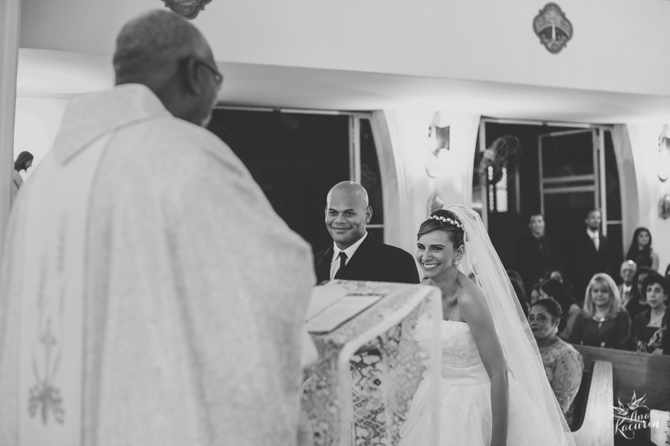 Casamento da Débora e do Esley que aconteceu na Capela do Colério Militar no RJ e festa no Clube Militar na Cinelândia, fotografado por Ana Kacurin, fotógrafa de casamentos no Rio de Janeiro.