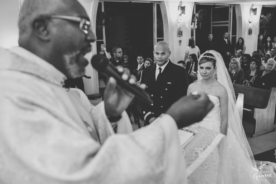 Casamento da Débora e do Esley que aconteceu na Capela do Colério Militar no RJ e festa no Clube Militar na Cinelândia, fotografado por Ana Kacurin, fotógrafa de casamentos no Rio de Janeiro.