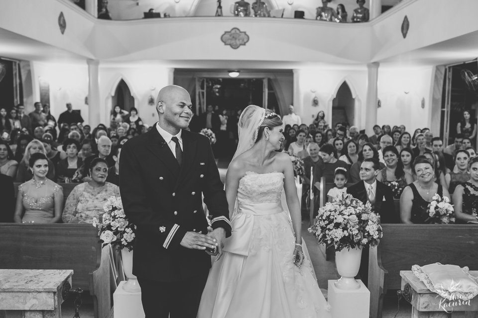 Casamento da Débora e do Esley que aconteceu na Capela do Colério Militar no RJ e festa no Clube Militar na Cinelândia, fotografado por Ana Kacurin, fotógrafa de casamentos no Rio de Janeiro.