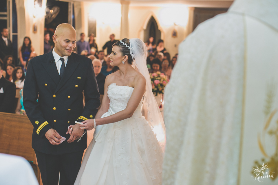 Casamento da Débora e do Esley que aconteceu na Capela do Colério Militar no RJ e festa no Clube Militar na Cinelândia, fotografado por Ana Kacurin, fotógrafa de casamentos no Rio de Janeiro.