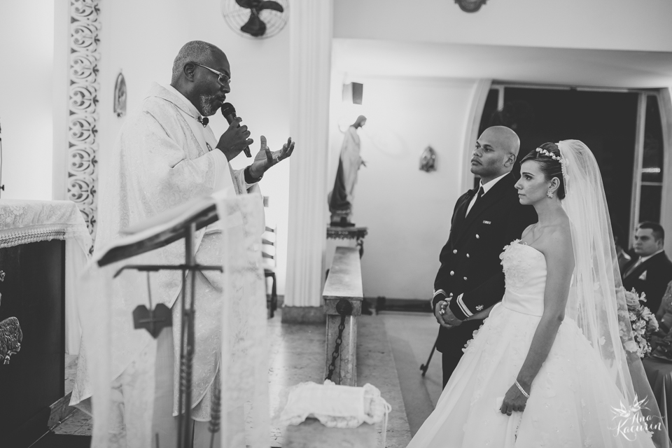 Casamento da Débora e do Esley que aconteceu na Capela do Colério Militar no RJ e festa no Clube Militar na Cinelândia, fotografado por Ana Kacurin, fotógrafa de casamentos no Rio de Janeiro.