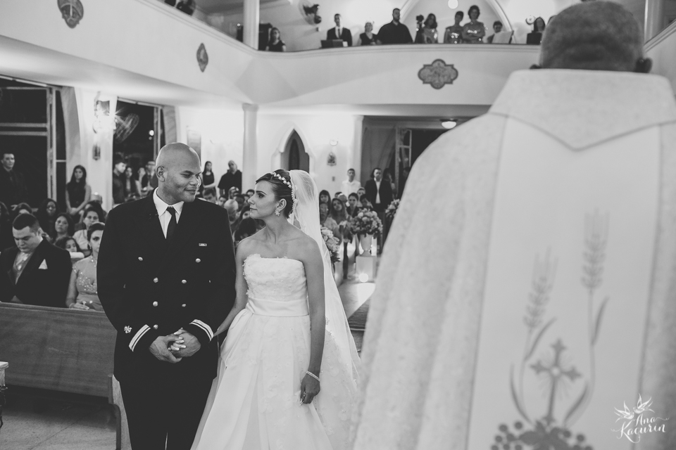 Casamento da Débora e do Esley que aconteceu na Capela do Colério Militar no RJ e festa no Clube Militar na Cinelândia, fotografado por Ana Kacurin, fotógrafa de casamentos no Rio de Janeiro.