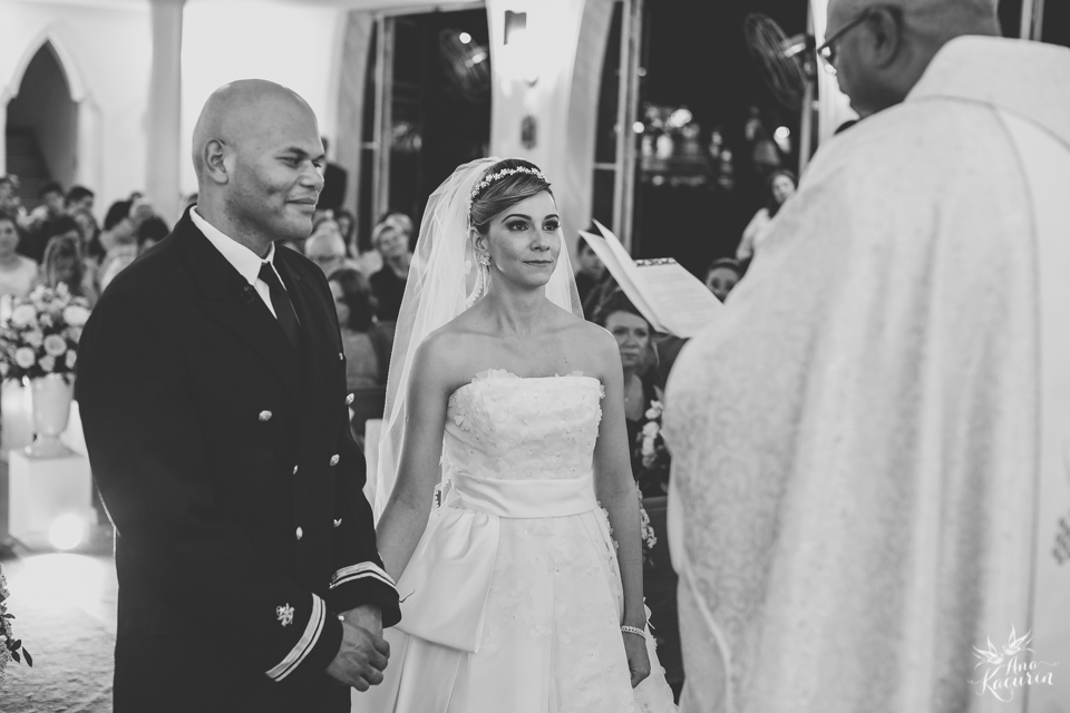 Casamento da Débora e do Esley que aconteceu na Capela do Colério Militar no RJ e festa no Clube Militar na Cinelândia, fotografado por Ana Kacurin, fotógrafa de casamentos no Rio de Janeiro.