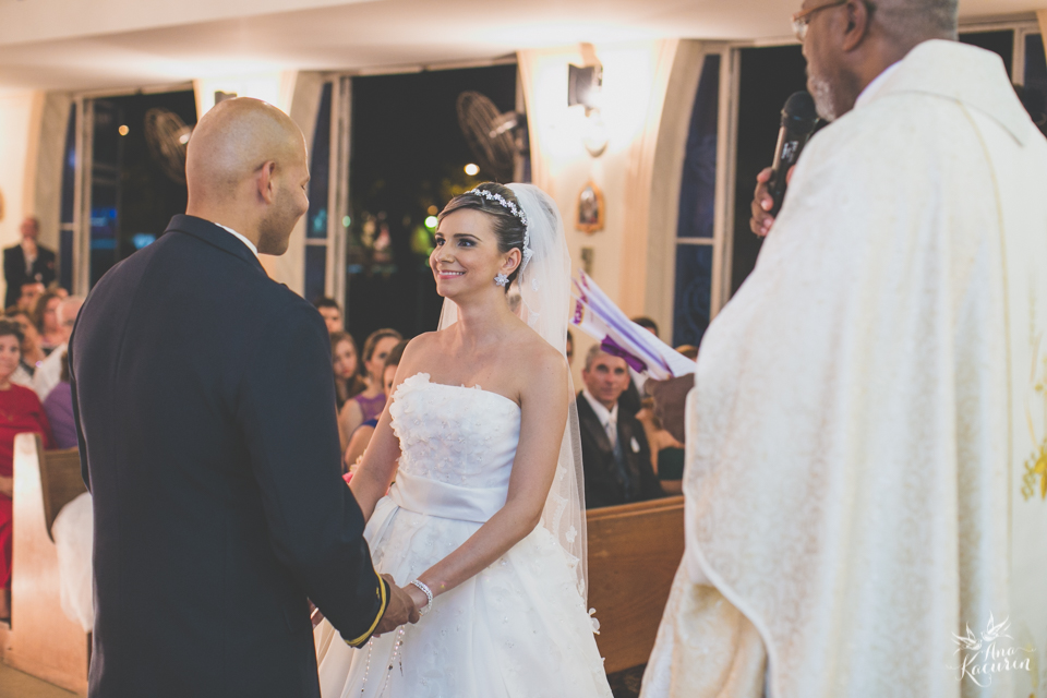 Casamento da Débora e do Esley que aconteceu na Capela do Colério Militar no RJ e festa no Clube Militar na Cinelândia, fotografado por Ana Kacurin, fotógrafa de casamentos no Rio de Janeiro.