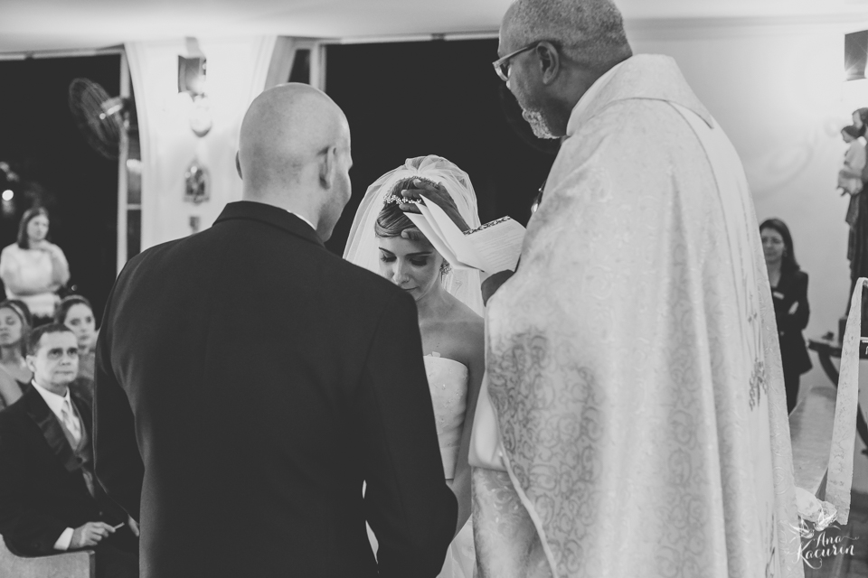 Casamento da Débora e do Esley que aconteceu na Capela do Colério Militar no RJ e festa no Clube Militar na Cinelândia, fotografado por Ana Kacurin, fotógrafa de casamentos no Rio de Janeiro.