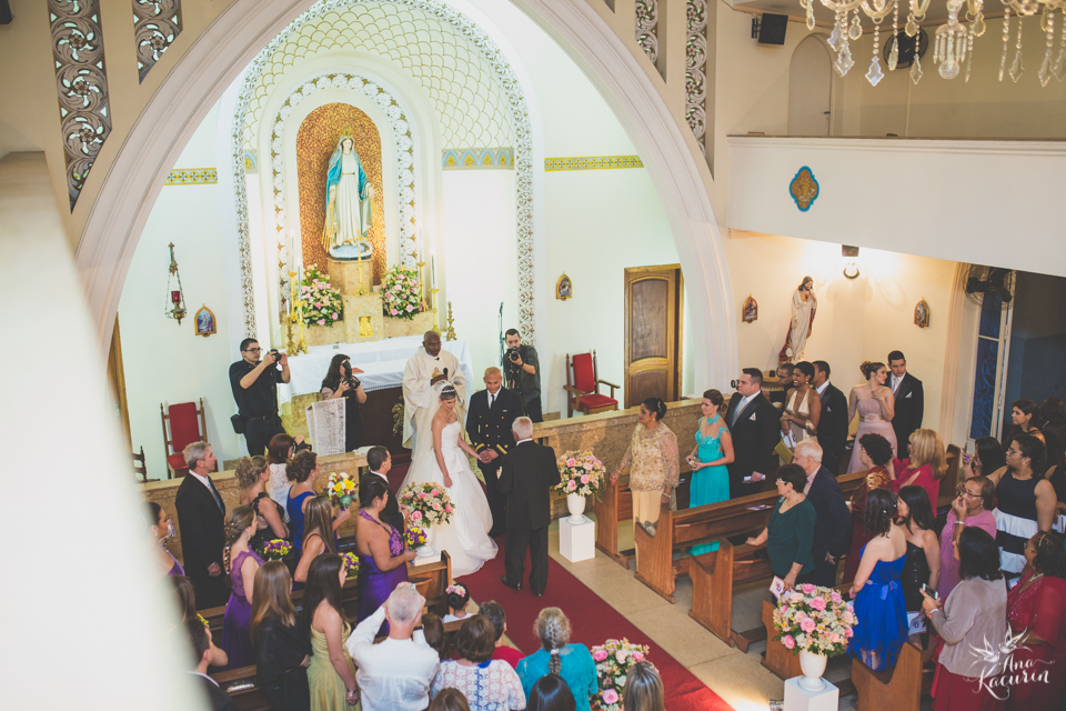 Casamento da Débora e do Esley que aconteceu na Capela do Colério Militar no RJ e festa no Clube Militar na Cinelândia, fotografado por Ana Kacurin, fotógrafa de casamentos no Rio de Janeiro.