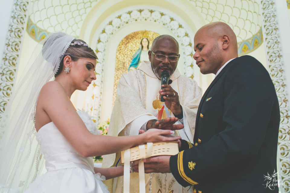 Casamento da Débora e do Esley que aconteceu na Capela do Colério Militar no RJ e festa no Clube Militar na Cinelândia, fotografado por Ana Kacurin, fotógrafa de casamentos no Rio de Janeiro.