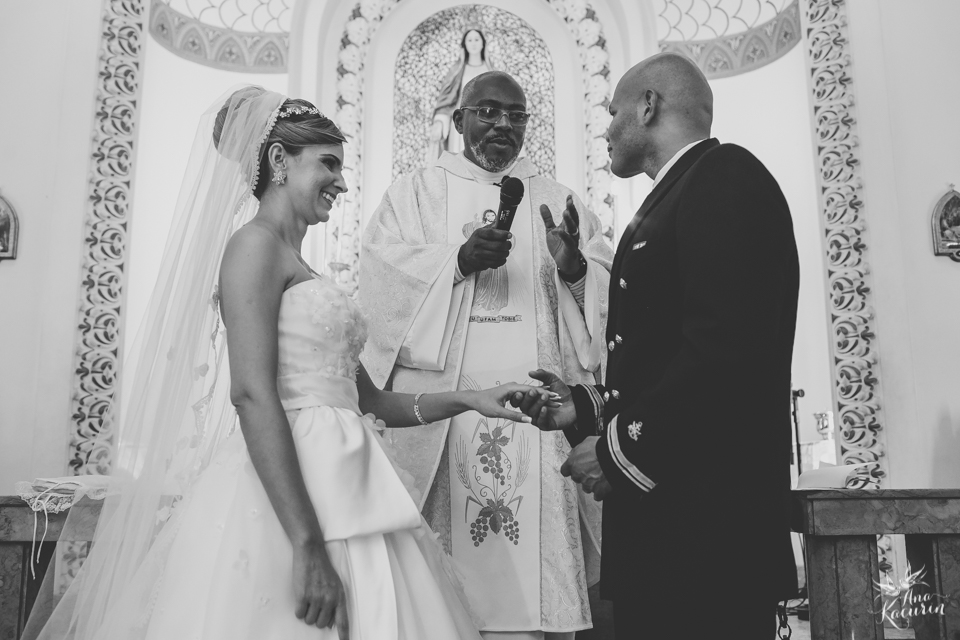 Casamento da Débora e do Esley que aconteceu na Capela do Colério Militar no RJ e festa no Clube Militar na Cinelândia, fotografado por Ana Kacurin, fotógrafa de casamentos no Rio de Janeiro.