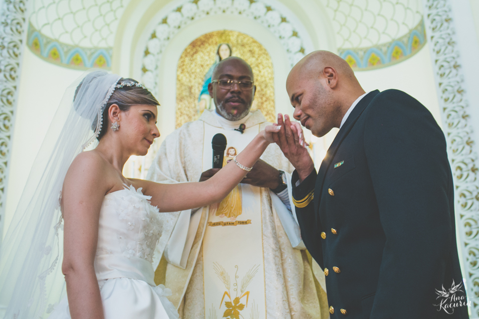 Casamento da Débora e do Esley que aconteceu na Capela do Colério Militar no RJ e festa no Clube Militar na Cinelândia, fotografado por Ana Kacurin, fotógrafa de casamentos no Rio de Janeiro.