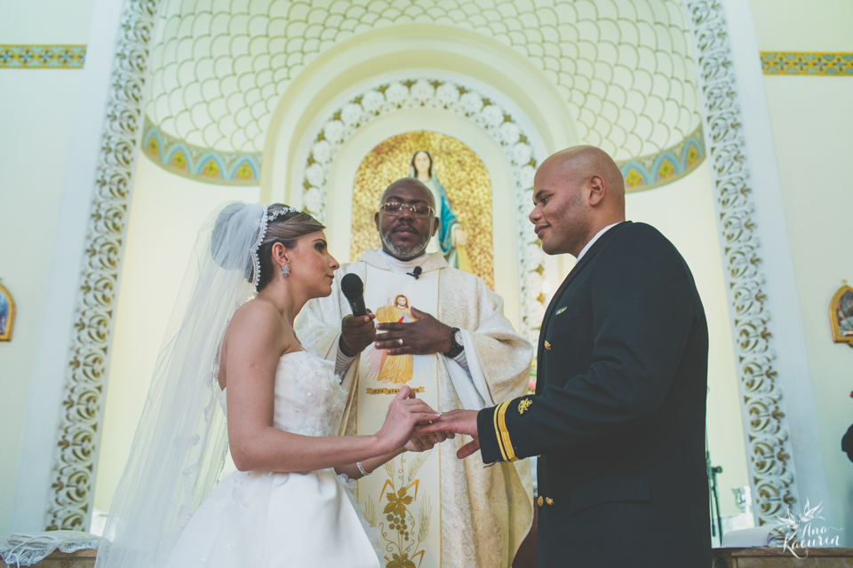 Casamento da Débora e do Esley que aconteceu na Capela do Colério Militar no RJ e festa no Clube Militar na Cinelândia, fotografado por Ana Kacurin, fotógrafa de casamentos no Rio de Janeiro.