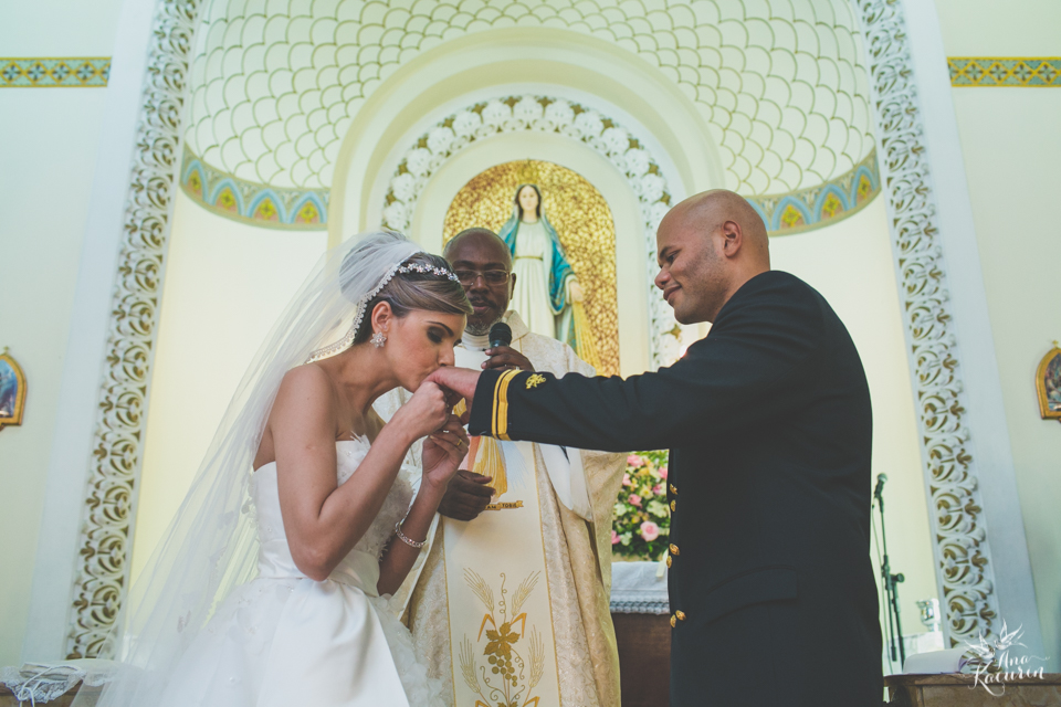 Casamento da Débora e do Esley que aconteceu na Capela do Colério Militar no RJ e festa no Clube Militar na Cinelândia, fotografado por Ana Kacurin, fotógrafa de casamentos no Rio de Janeiro.