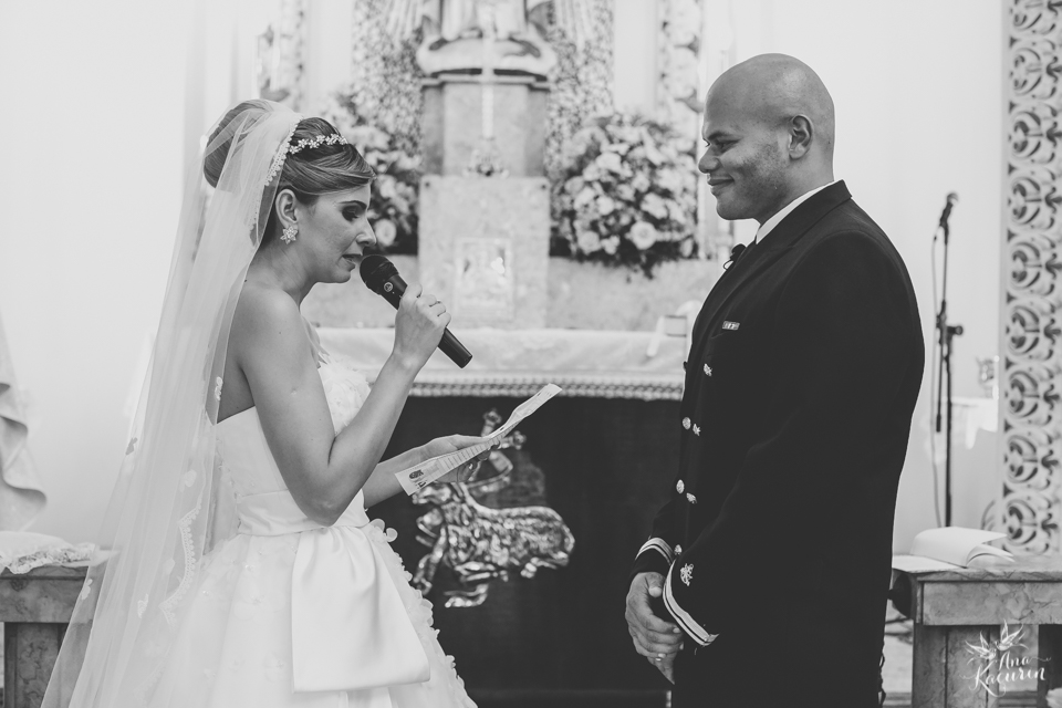 Casamento da Débora e do Esley que aconteceu na Capela do Colério Militar no RJ e festa no Clube Militar na Cinelândia, fotografado por Ana Kacurin, fotógrafa de casamentos no Rio de Janeiro.