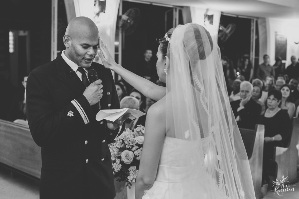 Casamento da Débora e do Esley que aconteceu na Capela do Colério Militar no RJ e festa no Clube Militar na Cinelândia, fotografado por Ana Kacurin, fotógrafa de casamentos no Rio de Janeiro.