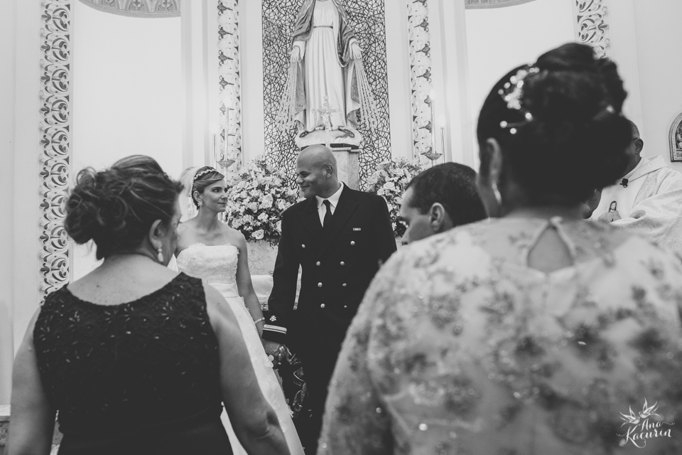 Casamento da Débora e do Esley que aconteceu na Capela do Colério Militar no RJ e festa no Clube Militar na Cinelândia, fotografado por Ana Kacurin, fotógrafa de casamentos no Rio de Janeiro.