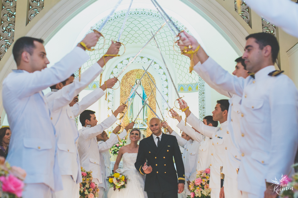 Casamento da Débora e do Esley que aconteceu na Capela do Colério Militar no RJ e festa no Clube Militar na Cinelândia, fotografado por Ana Kacurin, fotógrafa de casamentos no Rio de Janeiro.