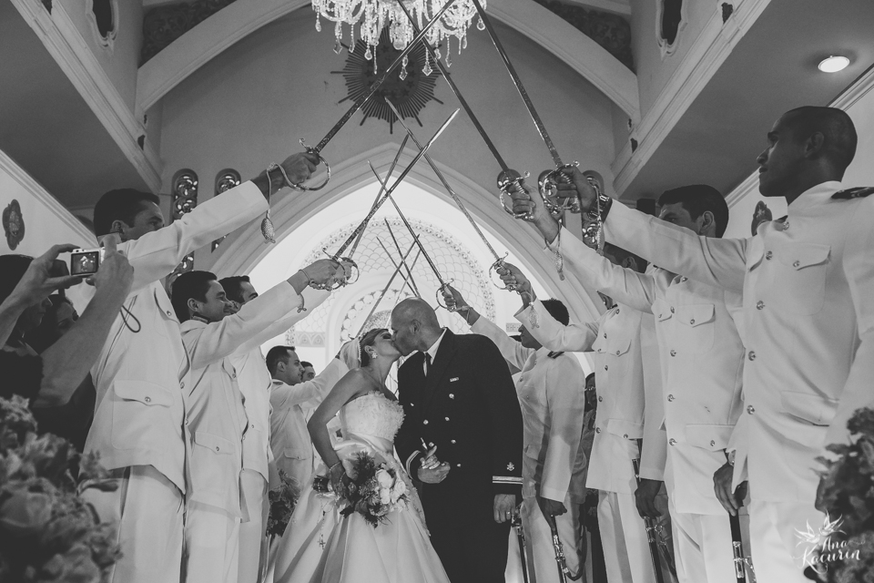 Casamento da Débora e do Esley que aconteceu na Capela do Colério Militar no RJ e festa no Clube Militar na Cinelândia, fotografado por Ana Kacurin, fotógrafa de casamentos no Rio de Janeiro.