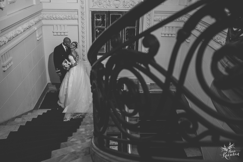 Casamento da Débora e do Esley que aconteceu na Capela do Colério Militar no RJ e festa no Clube Militar na Cinelândia, fotografado por Ana Kacurin, fotógrafa de casamentos no Rio de Janeiro.