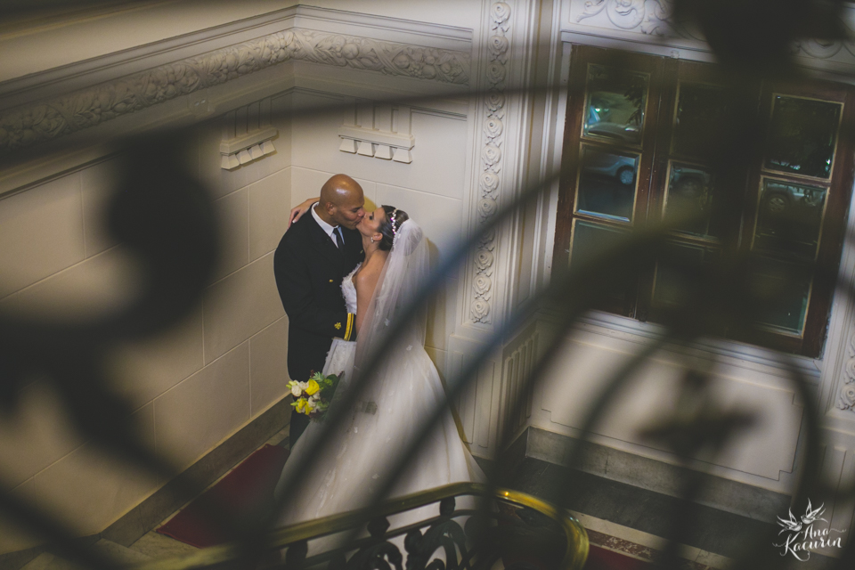 Casamento da Débora e do Esley que aconteceu na Capela do Colério Militar no RJ e festa no Clube Militar na Cinelândia, fotografado por Ana Kacurin, fotógrafa de casamentos no Rio de Janeiro.