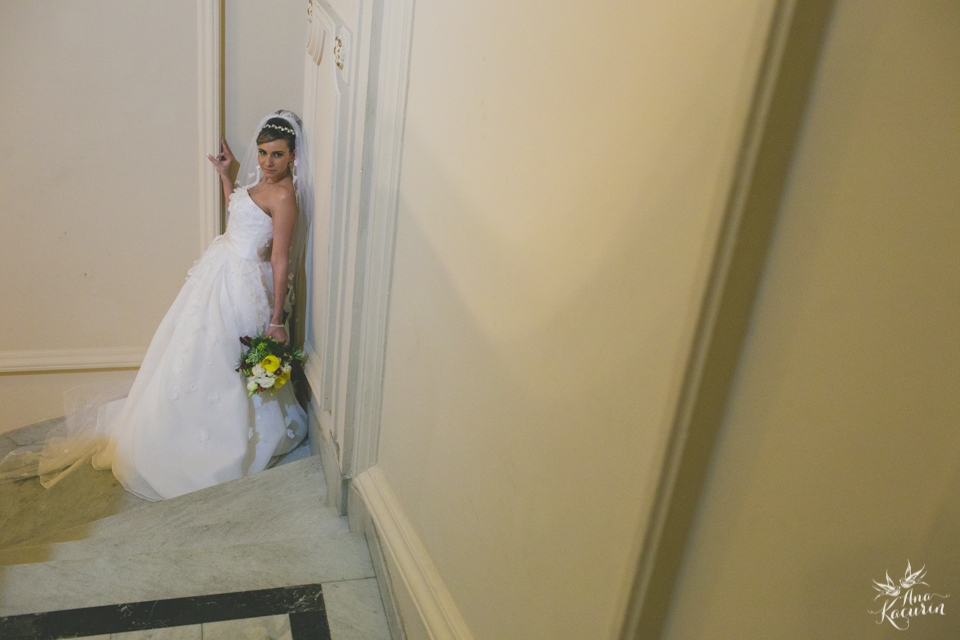 Casamento da Débora e do Esley que aconteceu na Capela do Colério Militar no RJ e festa no Clube Militar na Cinelândia, fotografado por Ana Kacurin, fotógrafa de casamentos no Rio de Janeiro.