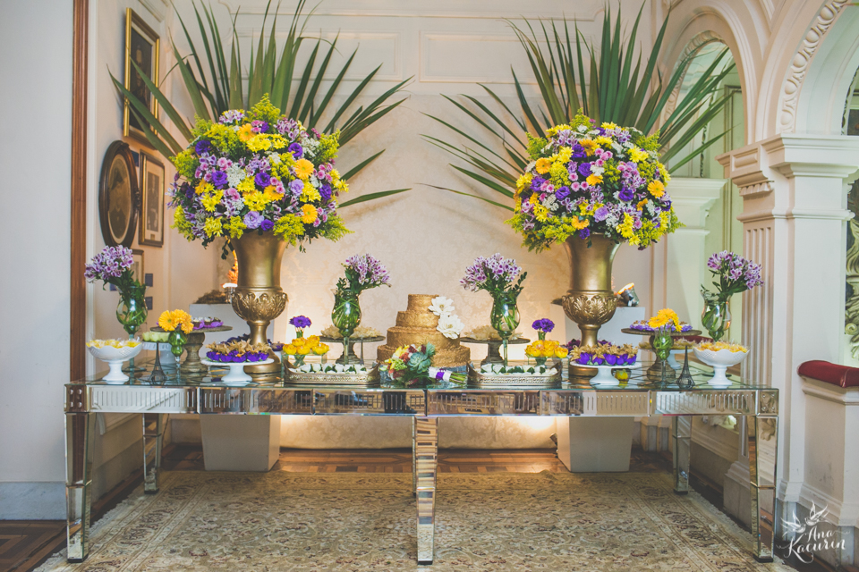 Casamento da Débora e do Esley que aconteceu na Capela do Colério Militar no RJ e festa no Clube Militar na Cinelândia, fotografado por Ana Kacurin, fotógrafa de casamentos no Rio de Janeiro.