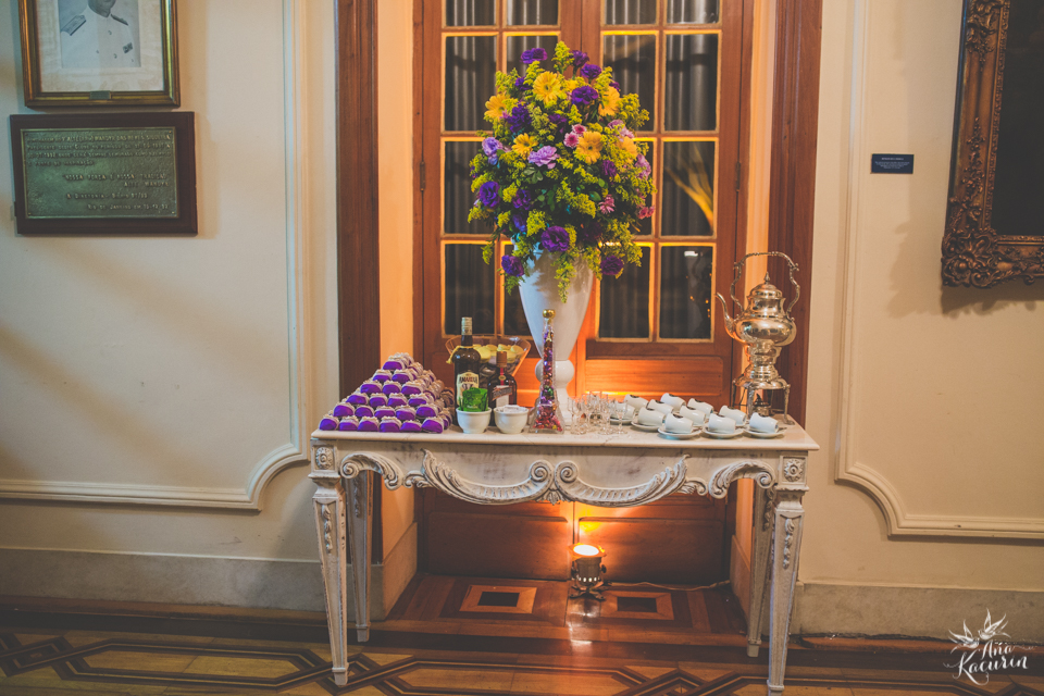 Casamento da Débora e do Esley que aconteceu na Capela do Colério Militar no RJ e festa no Clube Militar na Cinelândia, fotografado por Ana Kacurin, fotógrafa de casamentos no Rio de Janeiro.