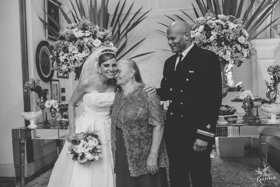 Casamento da Débora e do Esley que aconteceu na Capela do Colério Militar no RJ e festa no Clube Militar na Cinelândia, fotografado por Ana Kacurin, fotógrafa de casamentos no Rio de Janeiro.