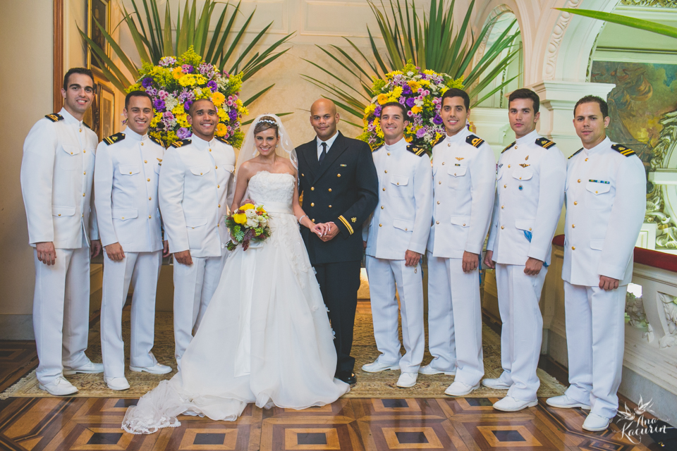 Casamento da Débora e do Esley que aconteceu na Capela do Colério Militar no RJ e festa no Clube Militar na Cinelândia, fotografado por Ana Kacurin, fotógrafa de casamentos no Rio de Janeiro.