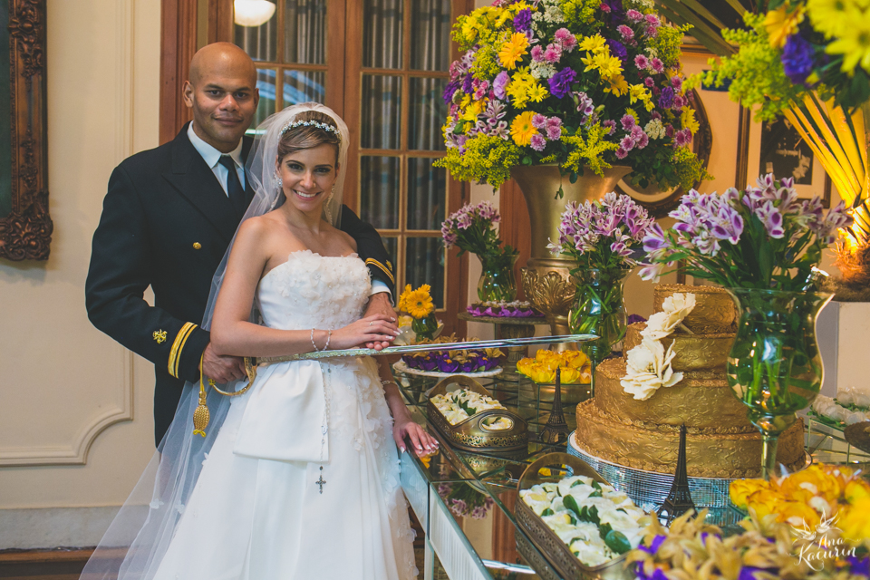 Casamento da Débora e do Esley que aconteceu na Capela do Colério Militar no RJ e festa no Clube Militar na Cinelândia, fotografado por Ana Kacurin, fotógrafa de casamentos no Rio de Janeiro.