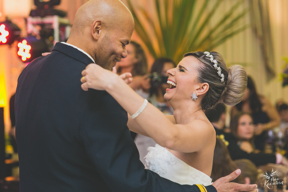 Casamento da Débora e do Esley que aconteceu na Capela do Colério Militar no RJ e festa no Clube Militar na Cinelândia, fotografado por Ana Kacurin, fotógrafa de casamentos no Rio de Janeiro.