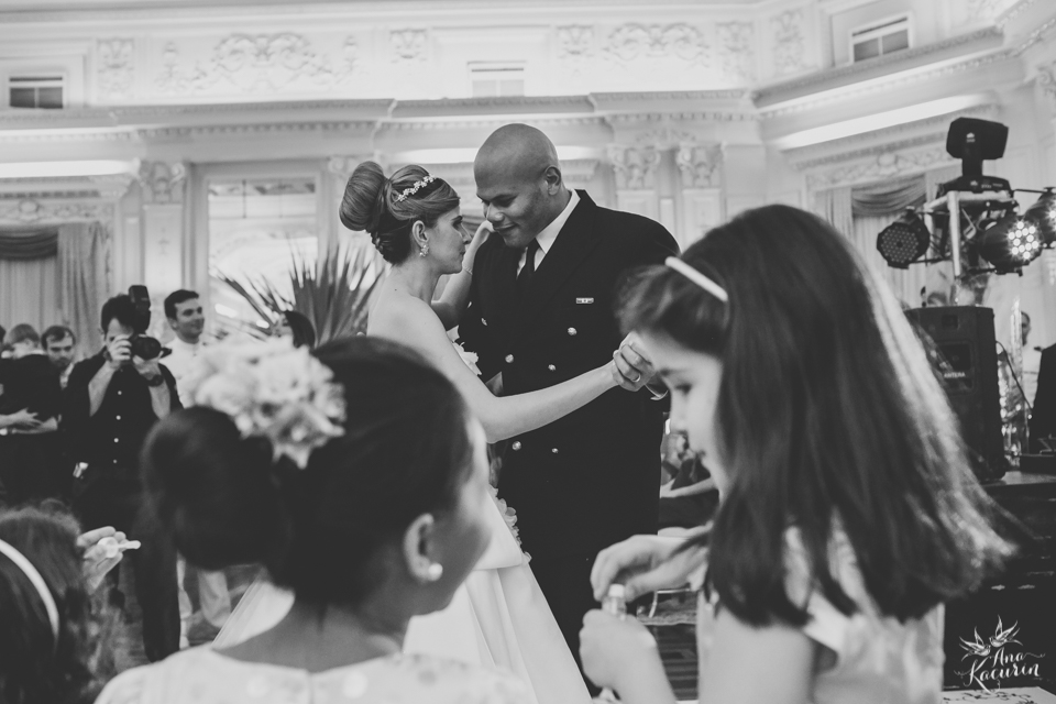Casamento da Débora e do Esley que aconteceu na Capela do Colério Militar no RJ e festa no Clube Militar na Cinelândia, fotografado por Ana Kacurin, fotógrafa de casamentos no Rio de Janeiro.