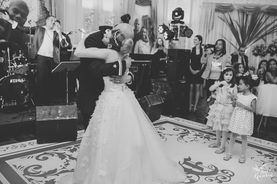 Casamento da Débora e do Esley que aconteceu na Capela do Colério Militar no RJ e festa no Clube Militar na Cinelândia, fotografado por Ana Kacurin, fotógrafa de casamentos no Rio de Janeiro.