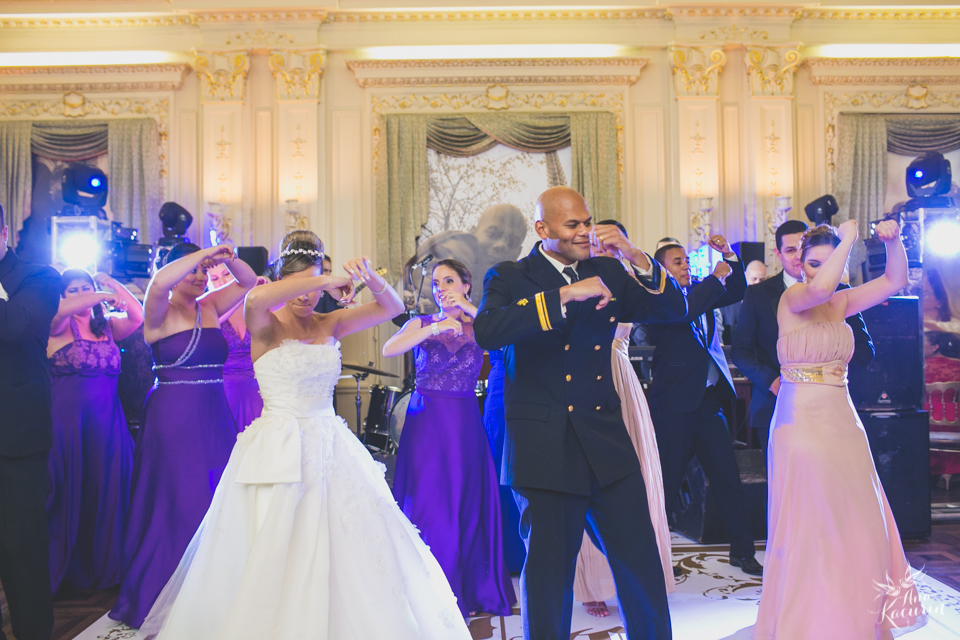 Casamento da Débora e do Esley que aconteceu na Capela do Colério Militar no RJ e festa no Clube Militar na Cinelândia, fotografado por Ana Kacurin, fotógrafa de casamentos no Rio de Janeiro.