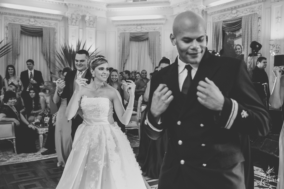 Casamento da Débora e do Esley que aconteceu na Capela do Colério Militar no RJ e festa no Clube Militar na Cinelândia, fotografado por Ana Kacurin, fotógrafa de casamentos no Rio de Janeiro.