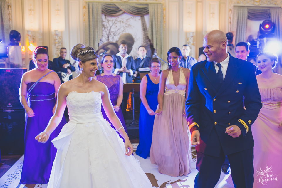 Casamento da Débora e do Esley que aconteceu na Capela do Colério Militar no RJ e festa no Clube Militar na Cinelândia, fotografado por Ana Kacurin, fotógrafa de casamentos no Rio de Janeiro.