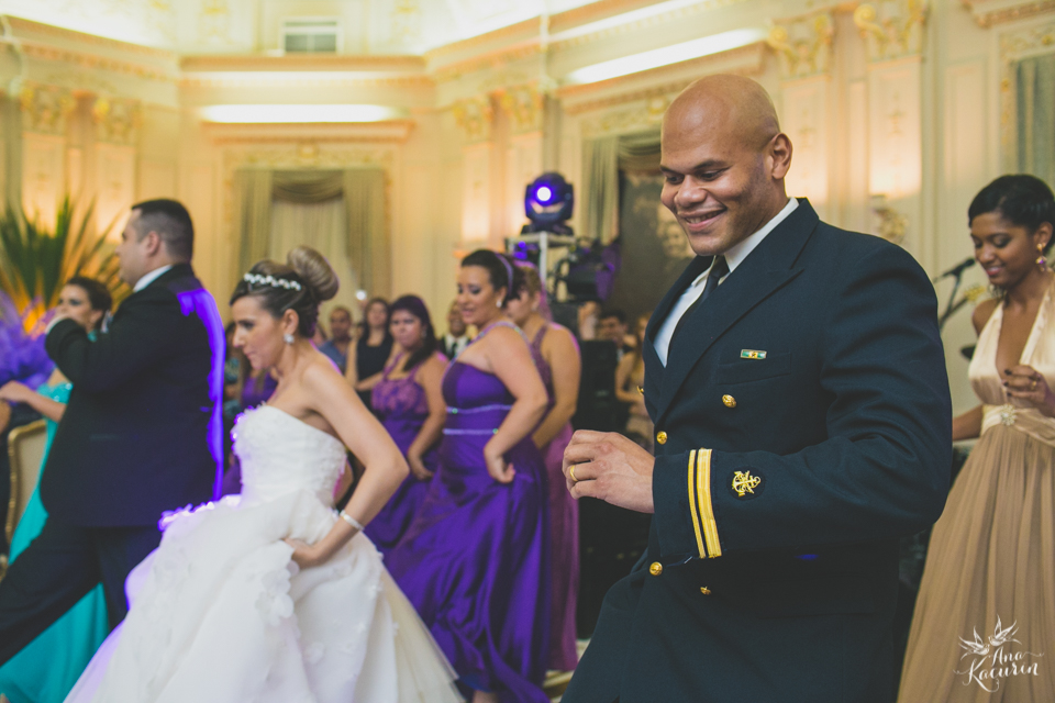 Casamento da Débora e do Esley que aconteceu na Capela do Colério Militar no RJ e festa no Clube Militar na Cinelândia, fotografado por Ana Kacurin, fotógrafa de casamentos no Rio de Janeiro.