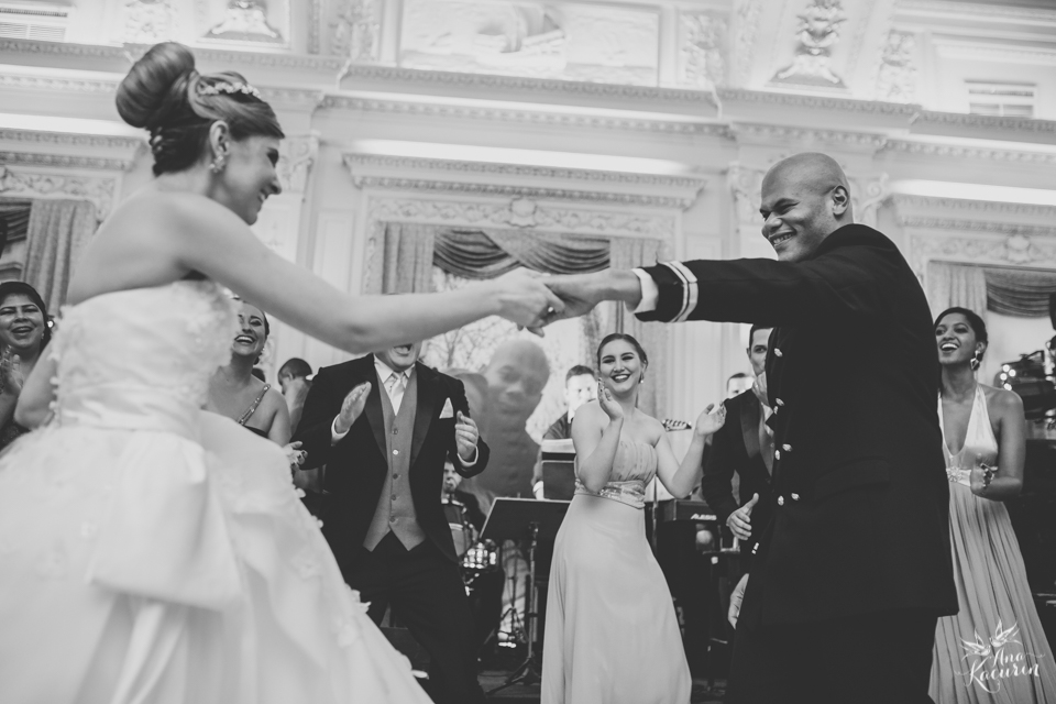 Casamento da Débora e do Esley que aconteceu na Capela do Colério Militar no RJ e festa no Clube Militar na Cinelândia, fotografado por Ana Kacurin, fotógrafa de casamentos no Rio de Janeiro.
