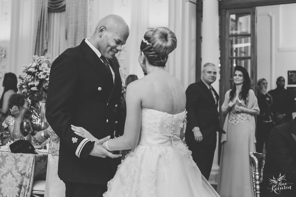 Casamento da Débora e do Esley que aconteceu na Capela do Colério Militar no RJ e festa no Clube Militar na Cinelândia, fotografado por Ana Kacurin, fotógrafa de casamentos no Rio de Janeiro.