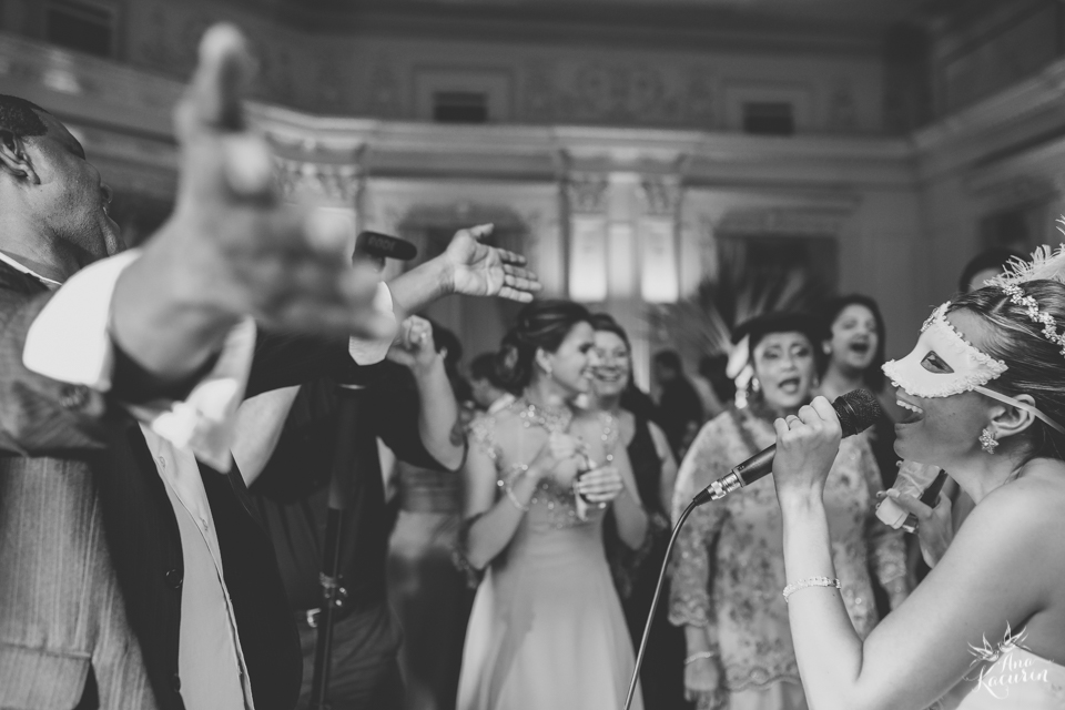 Casamento da Débora e do Esley que aconteceu na Capela do Colério Militar no RJ e festa no Clube Militar na Cinelândia, fotografado por Ana Kacurin, fotógrafa de casamentos no Rio de Janeiro.